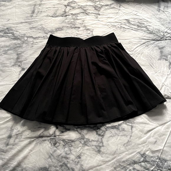 Selling clothes from Aritzia. Message for details, I am open to negotiations! - Picture 9 of 10